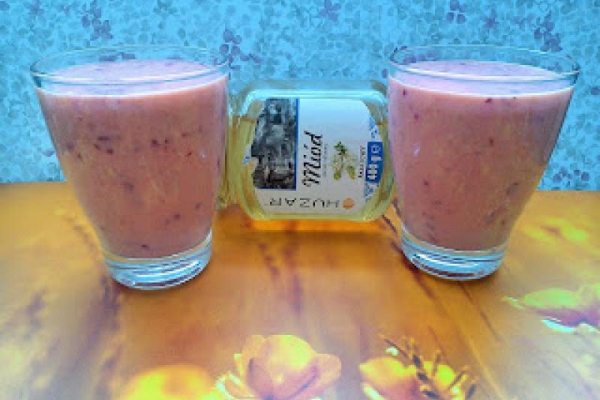 Koktajl jogurtowy z truskawkami i brzoskwiniami