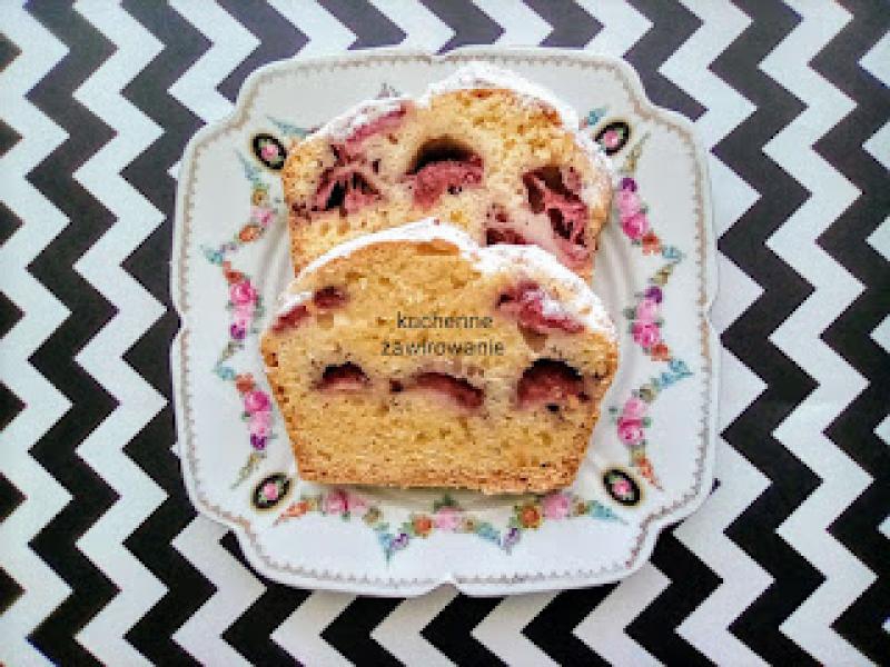 Babka biszkoptowa z truskawkami