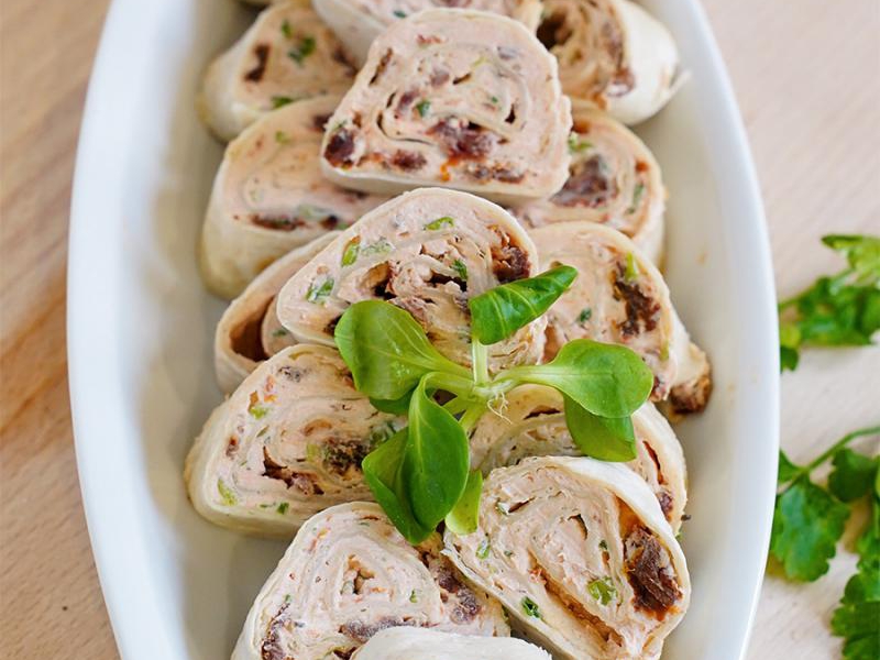 Roladki z tortilli z suszonymi pomidorami