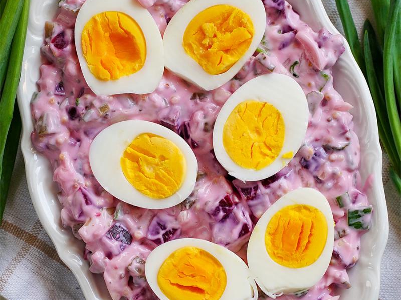 Jajka w sosie buraczkowym