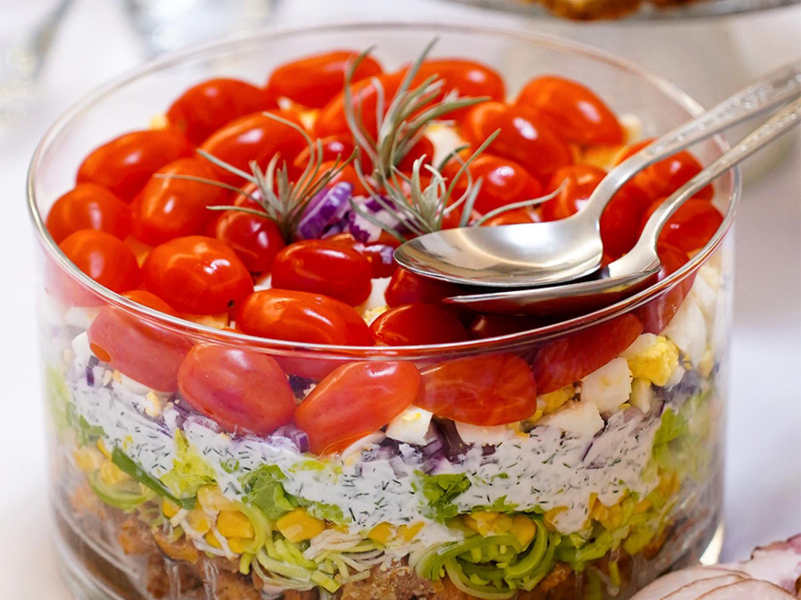 Warstwowa sałatka z kurczakiem