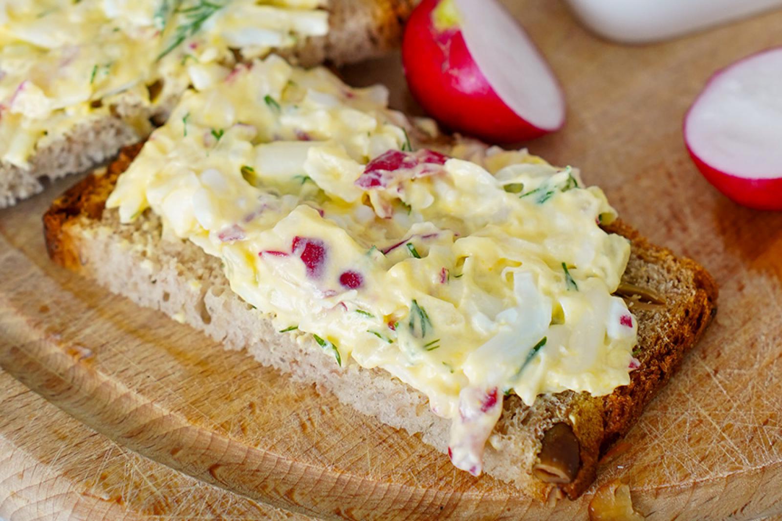 Pasta jajeczna z rzodkiewką i serem