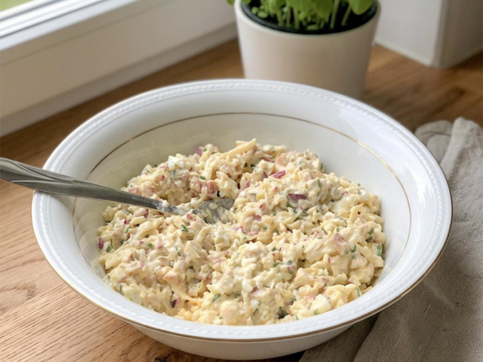 Sałatka z rzodkiewką i jajkiem