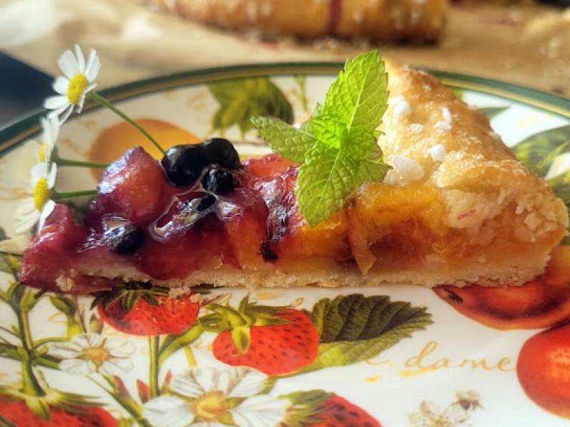 Wiejska tarta z morelami i jagodami