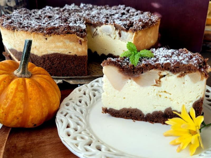 Sernik mocca z gruszkami