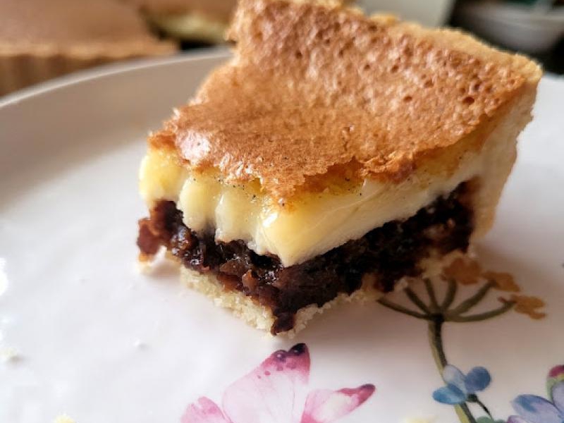 Tarta z suszonymi śliwkami i waniliowym kremem