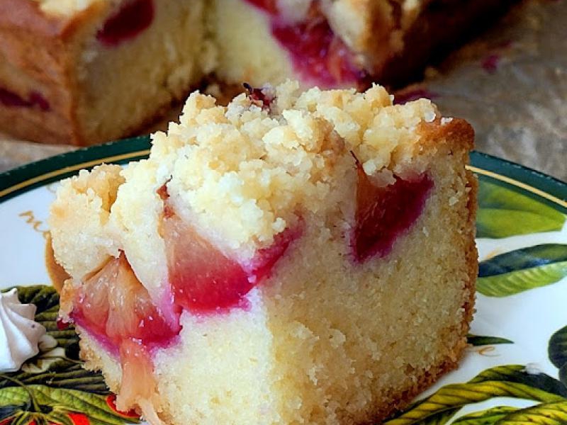 Maślane ciasto ucierane ze śliwkami i z kruszonką