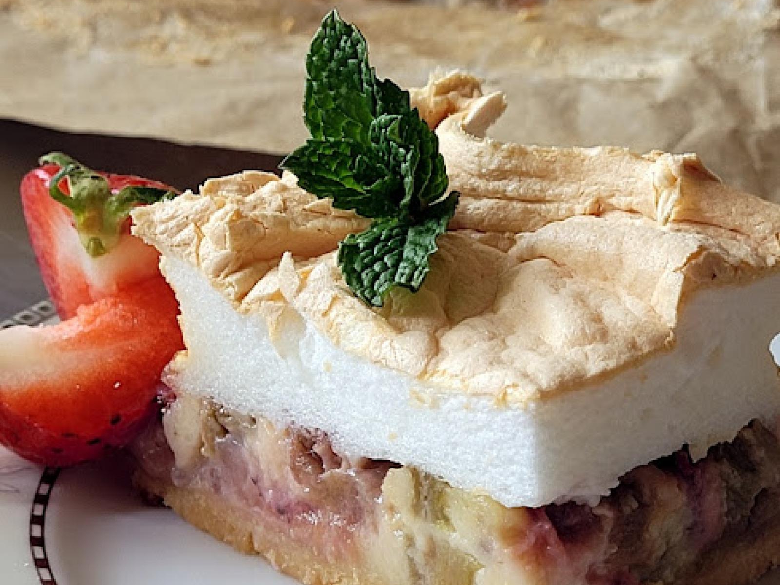 Ciasto z rabarbarem i truskawkami w zalewie śmietankowej, z bezową pianką