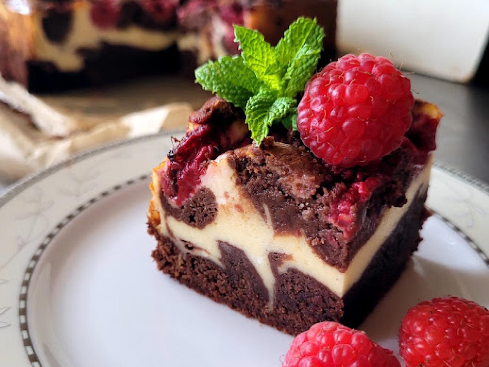 Sernikobrownie z malinami