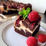 Sernikobrownie z malinami