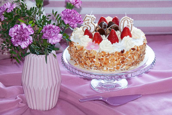 Truskawkowy tort urodzinowy