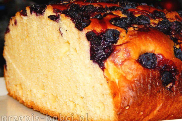 Wilgotne ciasto drożdżowe – przepis babci na dużą blachę