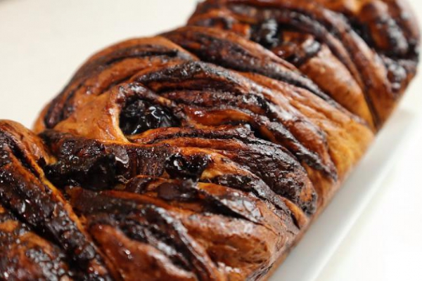 Drożdżowa babka czekoladowa z wiśniami