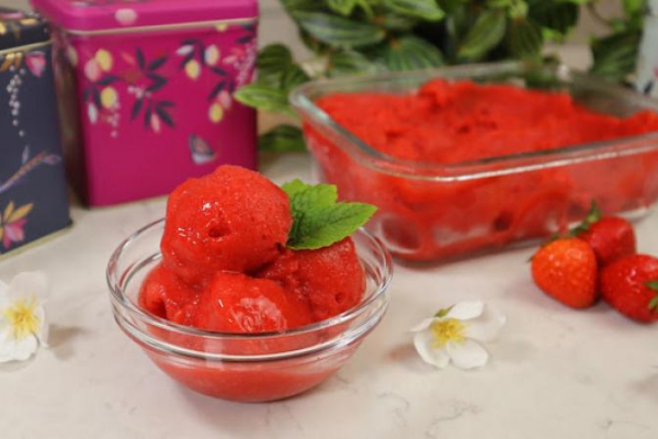 Domowy sorbet truskawkowy - idealny na upały!