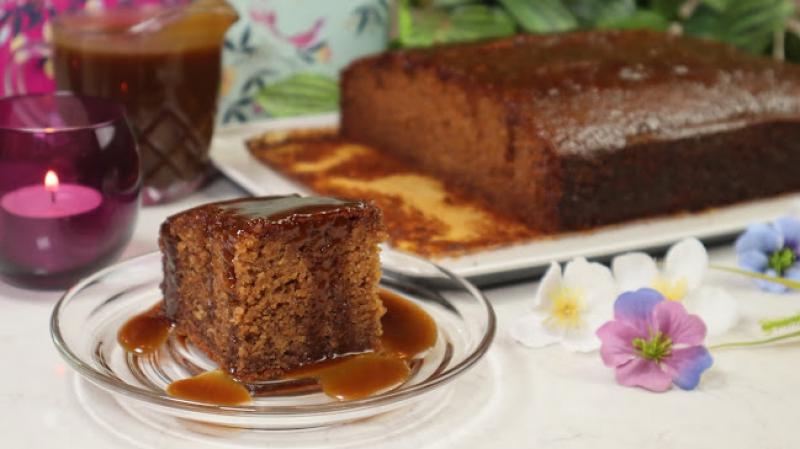 Wilgotne ciasto z daktylami i domowym sosem karmelowym - sticky toffee pudding