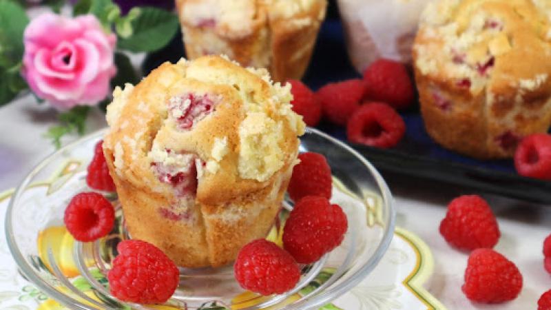 Puszyste muffinki z malinami