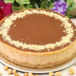 Kremowy sernik orzechowy