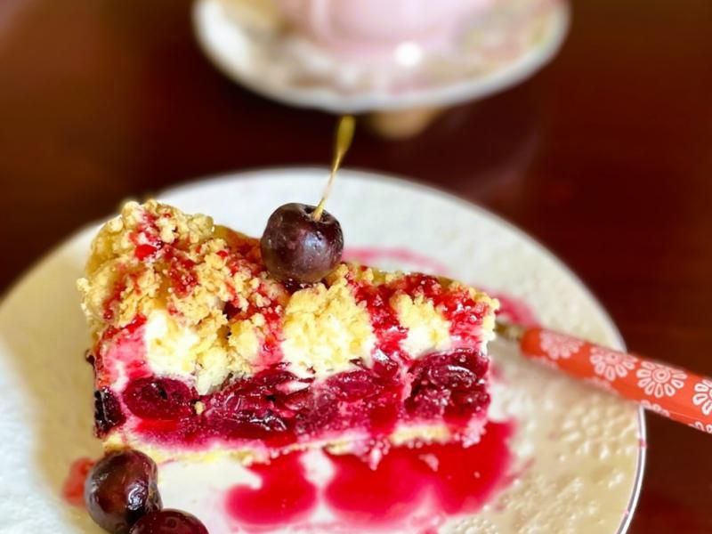 Bezowa pianka z wiśniami