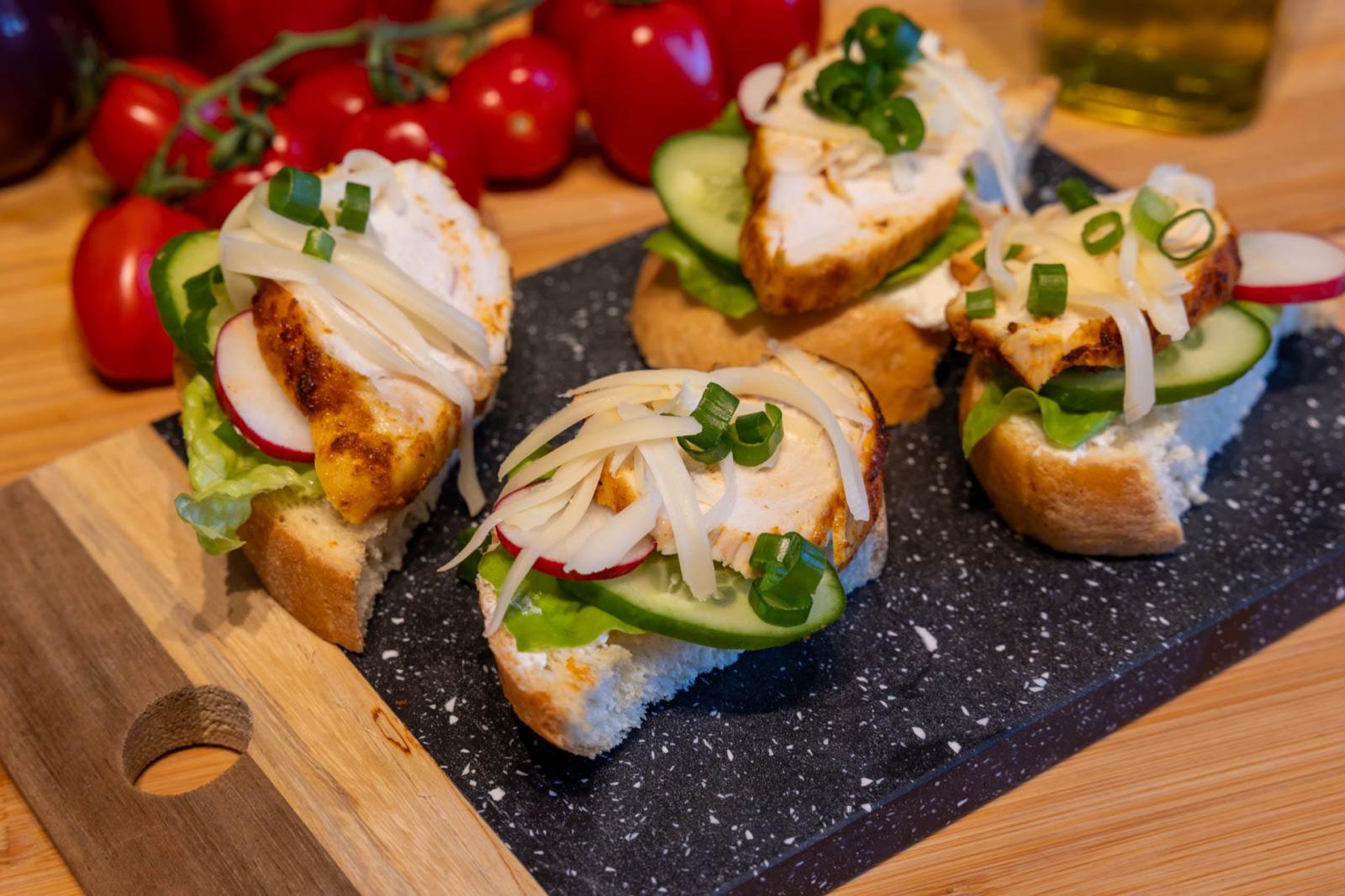 Grzanki z grillowanym kurczakiem