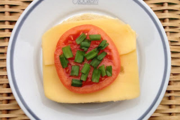 Kanapka z serem i pomidorem (3)