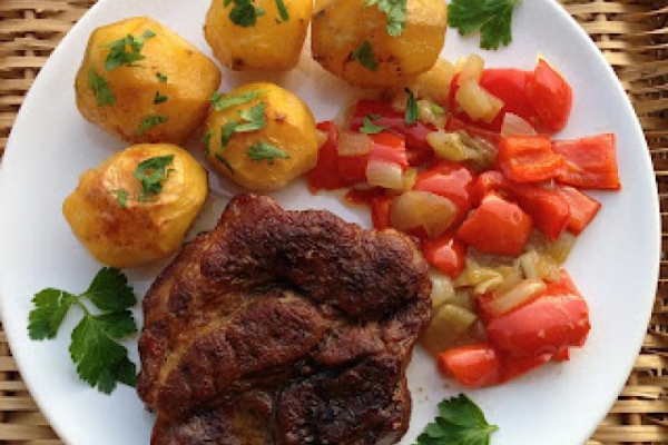 Pieczona karkówka z papryką, cebulą i ziemniakami (3)