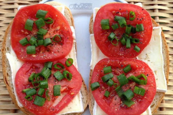 Kanapki z serem pleśniowym i pomidorem (3)