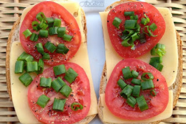 Kanapki z serem i pomidorem (2)