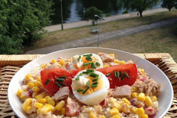 Sałatka z tuńczykiem, jajkiem, pomidorem i kukurydzą (2)