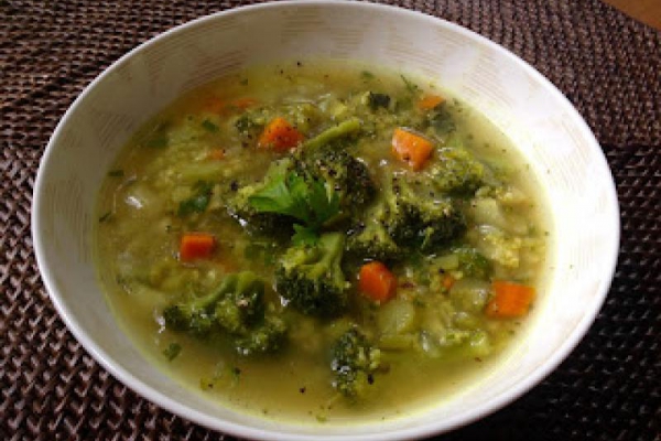 Zupa jarzynowa z kaszą jaglaną i brokułem