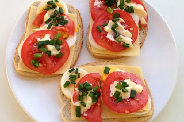 Kanapki z serem, jajkiem i pomidorem (2)