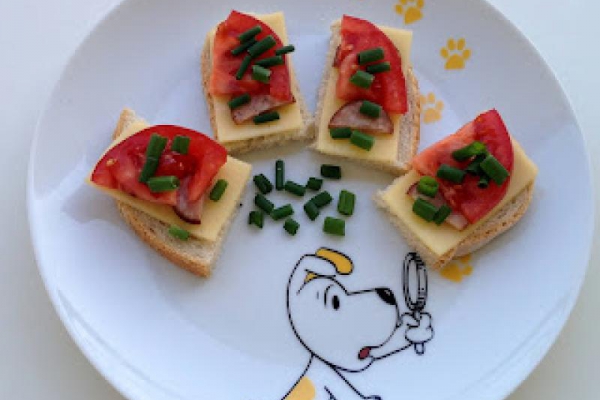 Kanapki z serem, kiełbasą i pomidorem