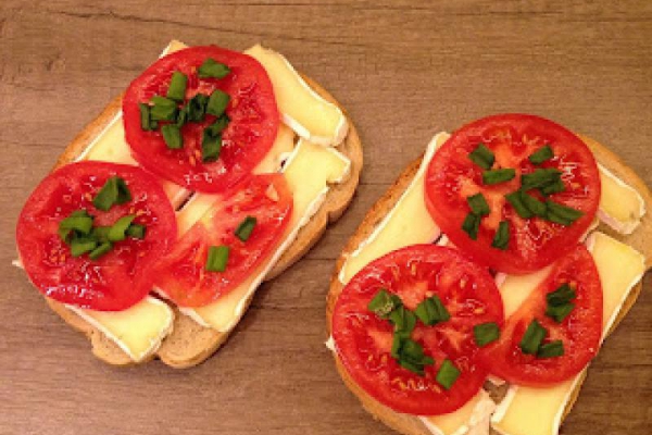 Kanapki z serem pleśniowym i pomidorem (2)