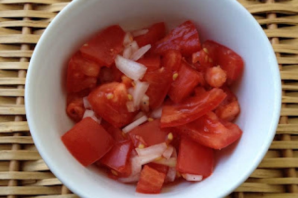 Sałatka z pomidora i cebuli