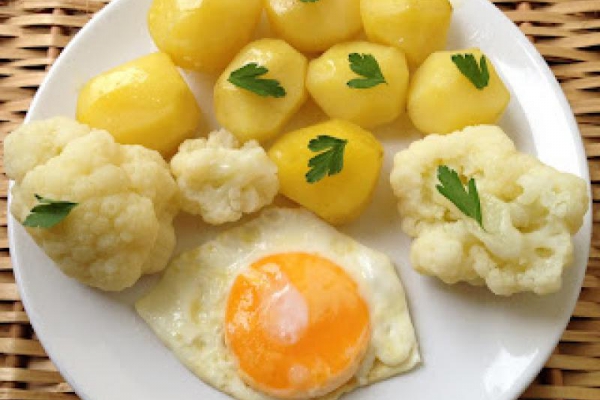 Młode ziemniaki z jajkiem sadzonym i kalafiorem