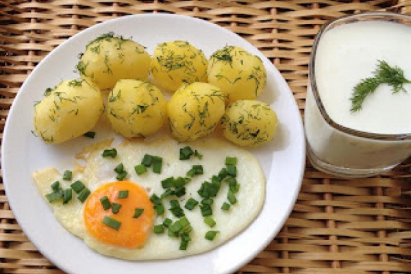 Młode ziemniaki z jajkiem sadzonym i maślanką