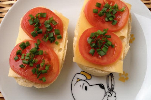 Kanapki z serem i pomidorem