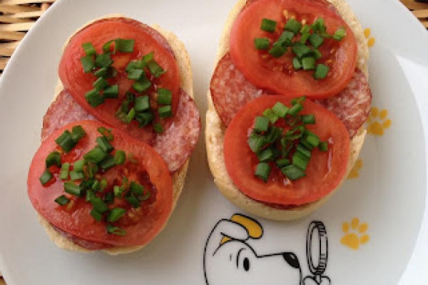 Kanapki z salami i pomidorem (4)