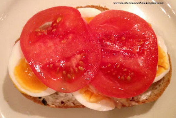 Kanapka z jajkiem i pomidorem (2)