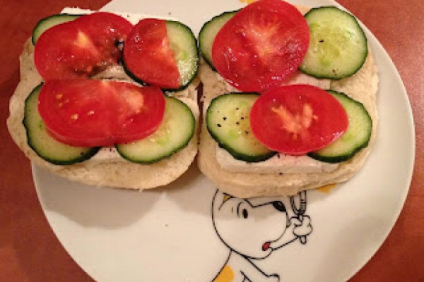 Kanapki z białym serem, ogórkiem i pomidorem