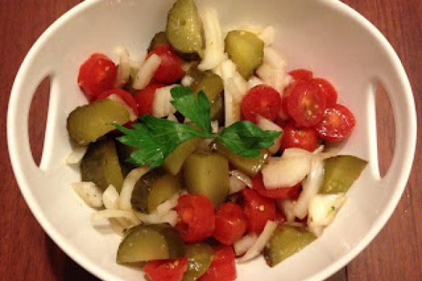 Sałatka z pomidorów, ogórków kiszonych i cebuli (2)