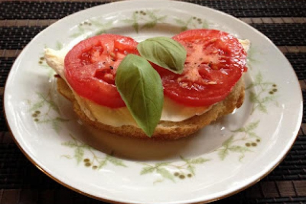 Kanapka z serem brie, pomidorem i bazylią