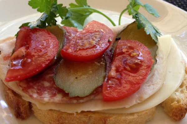 Kanapka z serem, salami, indykiem, ogórkiem kiszonym i pomidorem