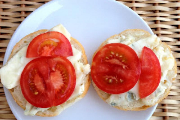 Kanapki z gorgonzolą i pomidorem