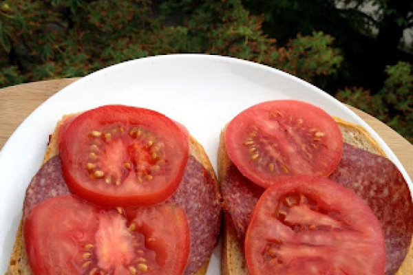 Kanapki z salami i pomidorem (3)