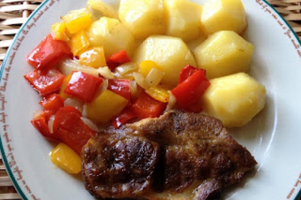 Karkówka pieczona z papryką, cebulą i kartoflami