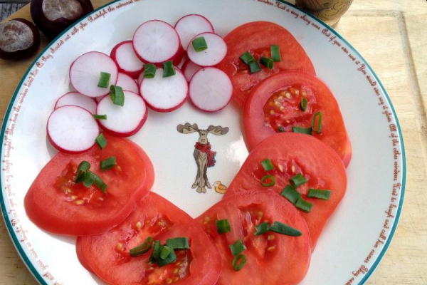 Pomidor z rzodkiewką i szczypiorkiem