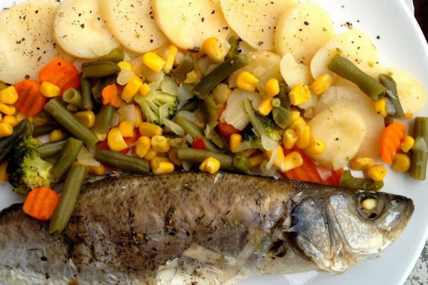 Okoń gotowany na parze z warzywami