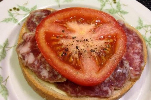 Kanapki z salami i pomidorem (2)