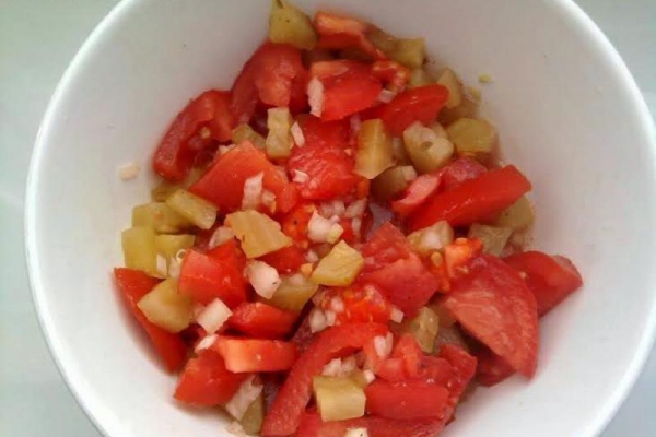Sałatka z pomidorów, ogórków kiszonych i cebuli