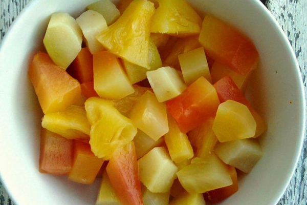 Sałatka owocowa z ananasa, guawy i papai